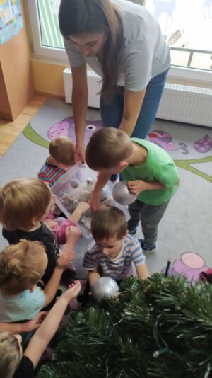 Ubieranie Choinki 2021 - Skrzaty (3)