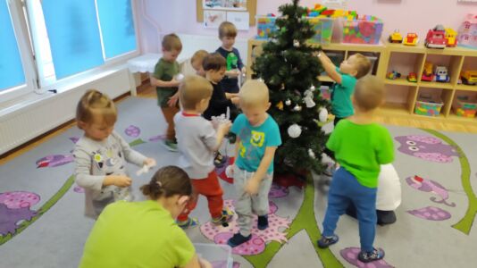 Ubieranie choinki - Skrzaty (5)