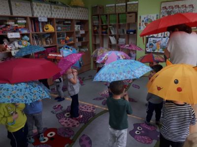 Zabawy i wspólny taniec z parasolkami Krasnoludki 16
