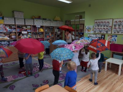 Zabawy i wspólny taniec z parasolkami Krasnoludki 17