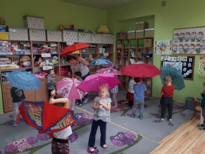 Zabawy i wspólny taniec z parasolkami Krasnoludki 18