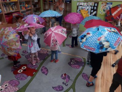 Zabawy i wspólny taniec z parasolkami Krasnoludki 19